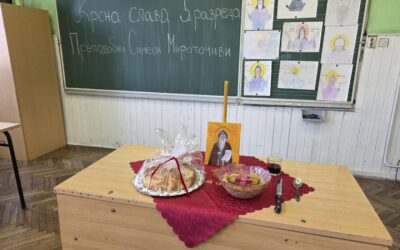 Učenici petog razreda svečano su obilježili svoju krsnu slavu – Prepodobnog Simeona Mirotočivog./ Ученици петог разреда свечано су обележили своју крсну славу – Преподобног Симеона Мироточивог. 